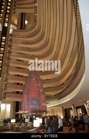 Atlanta Georgia,Marriott Marquis,hotel,alloggio,compagnia internazionale,lusso,John Portman,lobby,atrio a tutta altezza,sala cocktail Pulse,uomo maschile, Foto Stock