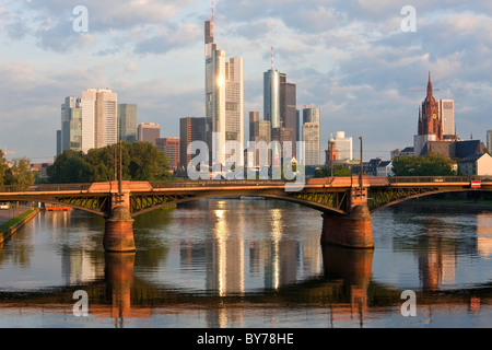 Skyline della città di Francoforte am Main Hessen Germania Foto Stock