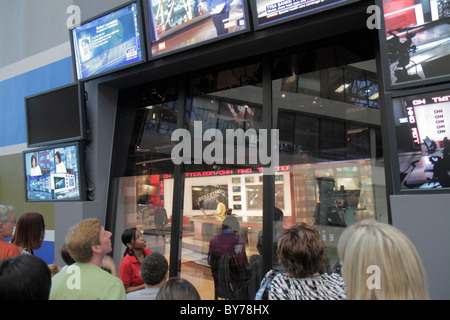 Atlanta Georgia,CNN Center,Cable News Network,notizie televisive,media,quartier generale mondiale,interni interni,CNN Studio Tour,finestra,trasmissione live,Black man Foto Stock