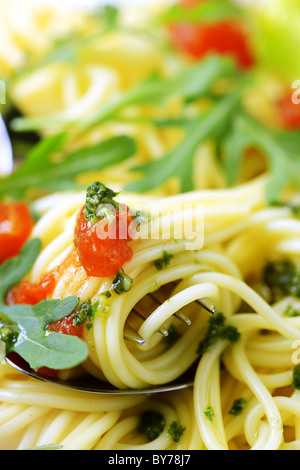 Macro shot di spaghetti twirled intorno a una forcella Foto Stock