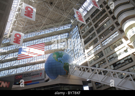 Atlanta Georgia, CNN Center, Cable News Network, notizie televisive, media, quartier generale mondiale, interni interni, CNN Studio Tour, atrio, globo, scala mobile, GA101008 Foto Stock