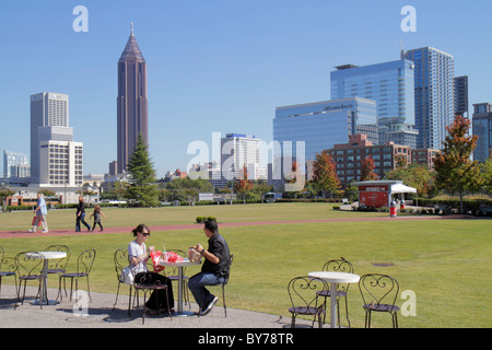 Atlanta Georgia,centro,Pemberton Place,World of Coca Cola,prato,skyline,edificio,adulti uomo uomo uomini maschio,ragazzo ragazzi papà capretto bambini bambini bambini, Foto Stock