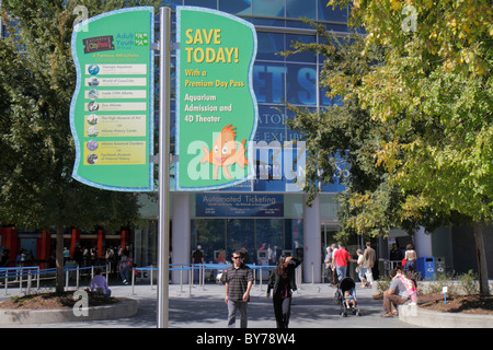 Atlanta Georgia,Pemberton Place,Georgia Aquarium,esterno,fronte,ingresso,cartello,pubblicità,annuncio,risparmio sui biglietti d'ingresso,pass giornaliero,edificio,attrarre Foto Stock