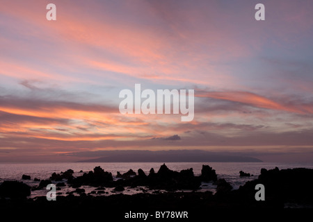 Twilight sulla costa occidentale di Tenerife con La Gomera all'orizzonte Foto Stock