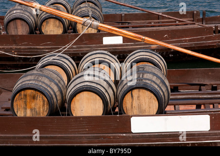 Dettaglio delle botti di vino in una barca nel Douro Foto Stock