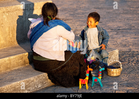 Plaza di fronte al XVI secolo San Cristobal Cattedrale di San Cristobal de las Casas, Chiapas, Messico Foto Stock