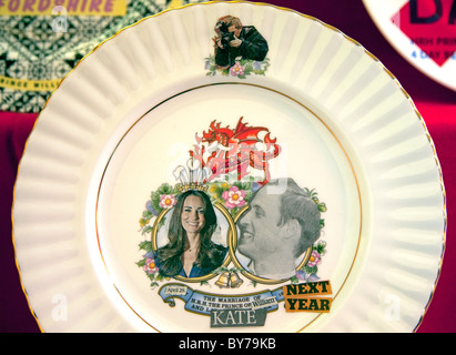 Alternativa royal wedding souvenir piastre sulla vendita a KK Uscita, Hoxton Square, Londra Foto Stock