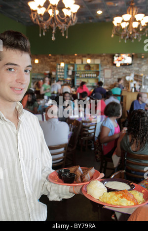 Atlanta Georgia, Buckhead, Peachtree Street, Terminus, Flying Biscuit Cafe, ristorante ristoranti, cibo, caffè, ristoranti, ristoranti, colazione, uomo maschile, wai Foto Stock