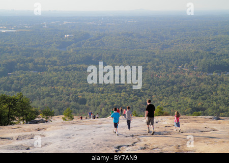 Atlanta Georgia,Stone Mountain Park,monzonite di quarzo,monadnock,geologia,summit,rock,uomo uomini maschio,ragazza ragazze,femmina capretto bambini bambini bambini giovani,bo Foto Stock