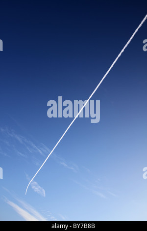 I contrails o i percorsi del vapore sono sentieri di condensazione e nuvole di cirrus artificiali, cielo blu sopra il Lincolnshire, percorsi multipli. Foto Stock
