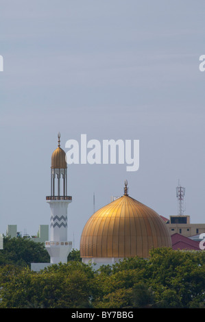 Maldive, maschio, città capitale dell'arcipelago delle Maldive. Gold dome & minareto del Centro Islamico e Grande moschea del venerdì. Foto Stock