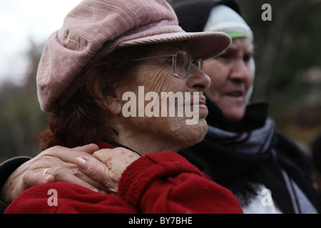 Una donna Palestinese tenendo la mano con un israeliano ebrea durante una riunione sociale organizzato dai genitori Circle-Families Forum (PCFF) un'organizzazione di base dei palestinesi e israeliani di famiglie che hanno perso i familiari a causa del conflitto tra israeliani e palestinesi. Gerusalemme ovest Israele Foto Stock