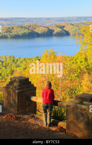 Visitatore ammira vista del serbatoio Guntersville da trascurare, Lake Guntersville Resort parco statale, Guntersville, Alabama, STATI UNITI D'AMERICA Foto Stock