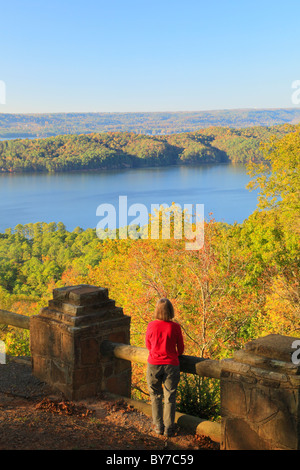 Visitatore ammira vista del serbatoio Guntersville da trascurare, Lake Guntersville Resort parco statale, Guntersville, Alabama, STATI UNITI D'AMERICA Foto Stock