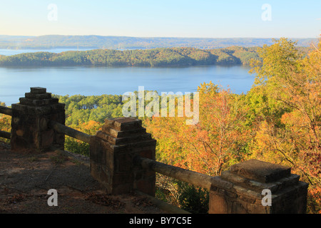 Si affacciano su di Guntersville serbatoio, Lake Guntersville Resort parco statale, Guntersville, Alabama, STATI UNITI D'AMERICA Foto Stock