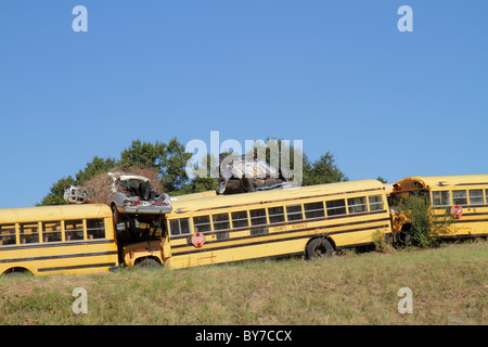 Georgia Raoul,junkyard,deposito scarti,deposito recupero,veicolo,auto,autobus vecchia scuola,pullman,rottamazione,smantellamento,parti in metallo,impilato,riciclaggio,GA101 Foto Stock