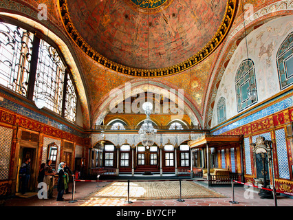 Il sistema imperiale (Sultan's) hall all'Harem del Palazzo Topkapi, Istanbul, Turchia Foto Stock