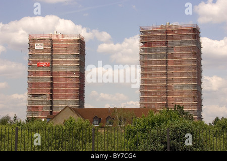 Due blocchi di appartamenti coperta da impalcature Foto Stock