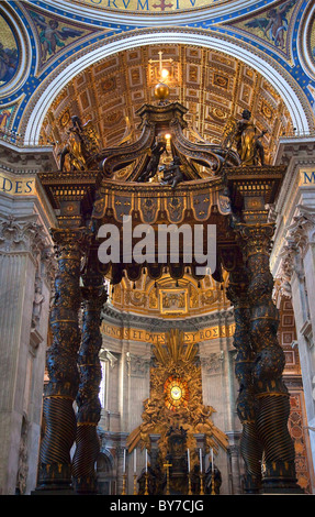 Vaticano all'interno del soffitto del Bernini Baldacchino Roma Italia Foto Stock