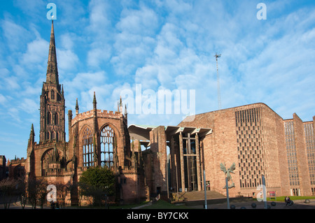 Cattedrali di Coventry, nuova (a destra) e vecchi, di Coventry, Warwickshire, Midlands England, Regno Unito Foto Stock