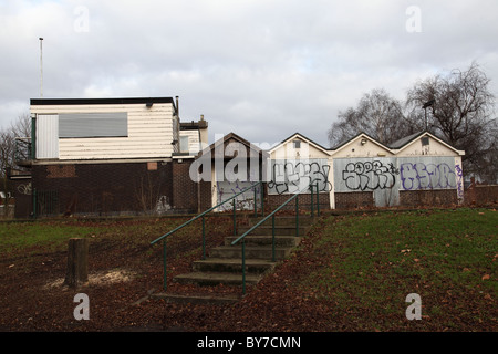 Una chiusa casa pubblica nei prati, Nottingham, Inghilterra, Regno Unito Foto Stock