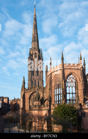 Le rovine della vecchia Cattedrale Coventry a Coventry, Warwickshire, Midlands England, Regno Unito. Foto Stock