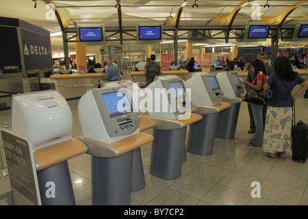 Atlanta Georgia,Hartfield Jackson Atlanta International Airport,ATL,aviazione,Delta Airlines,check-in self-service,chiosco,adulti adulti donne female Foto Stock