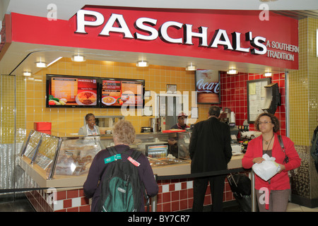 Atlanta Georgia,ATL,Hartsfield Jackson Atlanta International Airport,fast food,Paschal's,Southern fast food,menu,uomo nero uomo maschio,donna donna donne Foto Stock