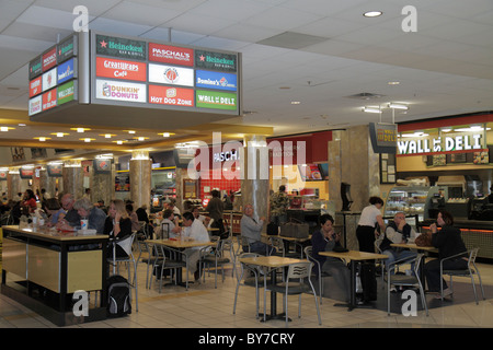 Atlanta Georgia,ATL,Hartsfield Jackson Atlanta International Airport,fast food,food Court plaza,catena di ristoranti,segno,tavolo,mangiare,uomo uomini maschio,donna Foto Stock