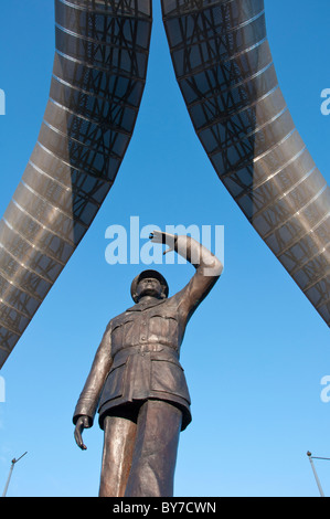 Sir Frank Whittle statua e Whittle Arch, Millennium Place, Coventry, West Midlands, England, Regno Unito Foto Stock