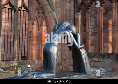 La statua di riconciliazione da Josefina de Vasconcellos presso le rovine della cattedrale di Coventry, West Midlands, Regno Unito Foto Stock