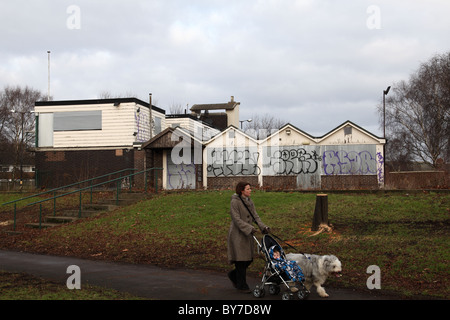 Una chiusa casa pubblica nei prati, Nottingham, Inghilterra, Regno Unito Foto Stock