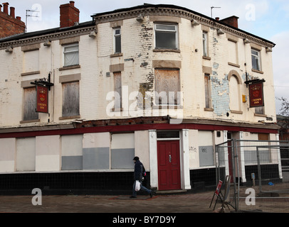 Una chiusa casa pubblica nei prati, Nottingham, Inghilterra, Regno Unito Foto Stock