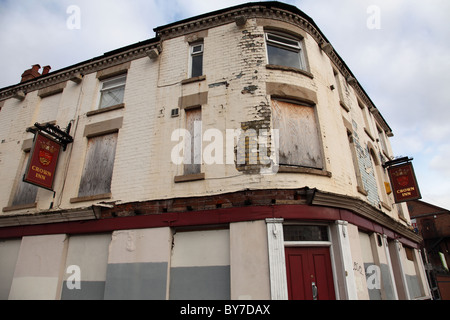 Una chiusa casa pubblica nei prati, Nottingham, Inghilterra, Regno Unito Foto Stock