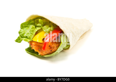 Pollo speziato con insalata e salsa avvolti in un morbido tortilla di farina. Foto Stock