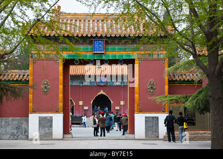 Asia, Cina Pechino. Porta interna al tempio Lama, un tibetano tempio buddista. Foto Stock