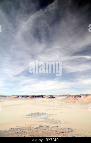 Vista sull'altopiano di Gilf Kebir nel deserto occidentale (Sahara), in Egitto, vicino al confine con la Libia. Foto Stock