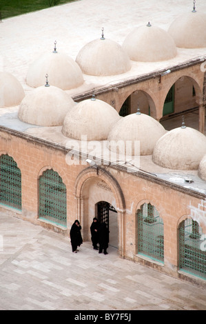 Donne turche in Chadors all'ingresso della Moschea di Halilur Rahman, o la Grande Moschea, nella città di Urfa, regione orientale Anatolia, Turchia. Foto Stock