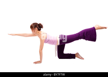 Ragazza giovane e carina pratica yoga Foto Stock