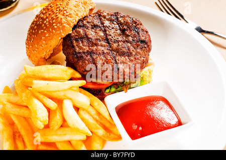 Fresh americano classico panino hamburger con patatine e salsa ketchup sul lato Foto Stock