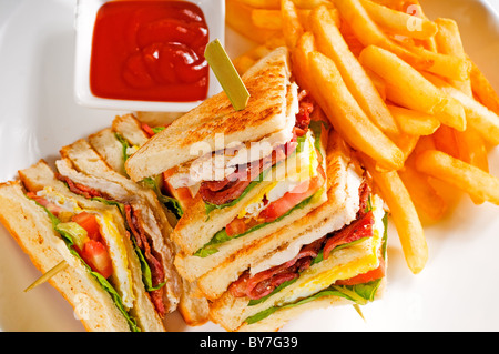 Fresh triple decker club sandwich con patatine fritte sul lato Foto Stock