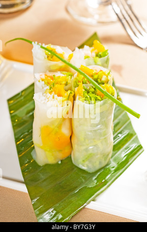 Fresche tipico stile vietnamita summer rolls,su una foglia di palma Foto Stock