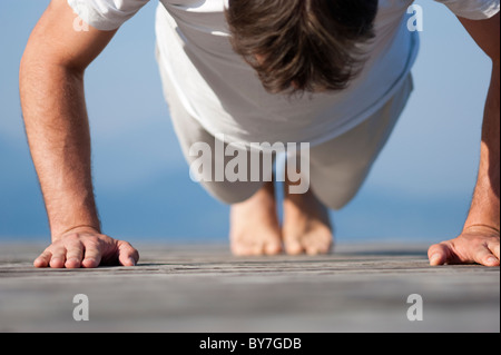 L'uomo facendo push-up Foto Stock