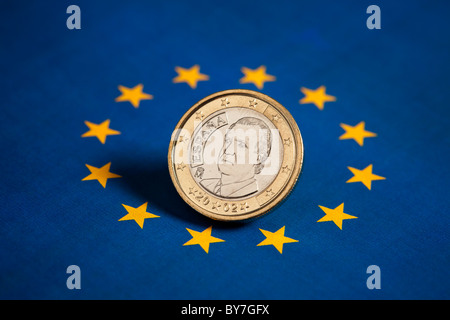 Lo spagnolo Euro moneta sulla bandiera della Unione Europea Foto Stock