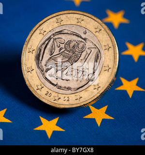 Il greco Euro moneta sulla bandiera della Unione Europea Foto Stock