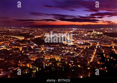 Vista panoramica della città di Atene dal Colle Lycabettus, dopo il tramonto. La Grecia Foto Stock