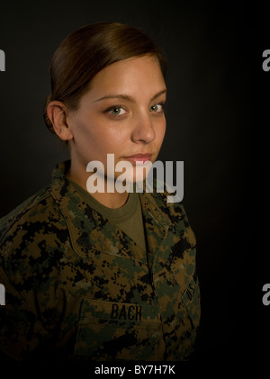 Ritratto di donna United States Marine Corps Marine in Marine Corps Combat uniforme di utilità Foto Stock
