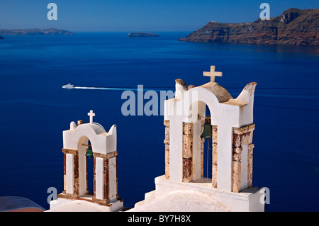 Campanili di Oia, proprio sopra la caldera di un vulcano. Isola di Santorini, Cicladi Grecia Foto Stock