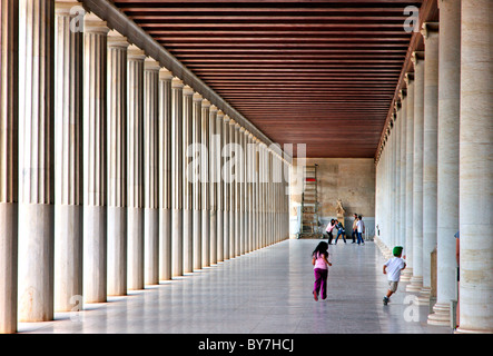 Bambini che giocano in Stoa ("galleria") di Attalos, uno dei luoghi più spettacolari nell'Antica Agorà di Atene, Grecia Foto Stock