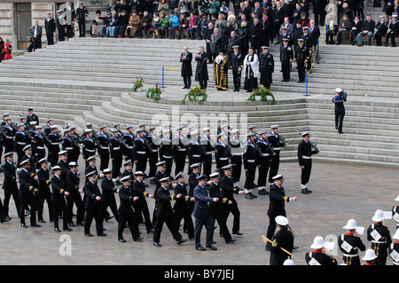 HMS Ark Royal famosa portaerei sfilata di smantellamento su Guildhall Square Portsmouth Inghilterra UK Sabato 22 Gennaio 2011 Foto Stock